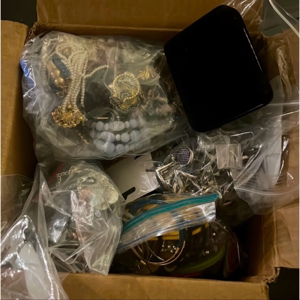 1 LB Huge Estate Sale jewelry lot~ mostly wearable repair craft junk - Picture 5 of 7